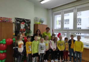 Uczniowie kl. 1 a w żółtych strojach wraz ze swoją wychowawczynią p. Anną Chodakowską- Janusz.